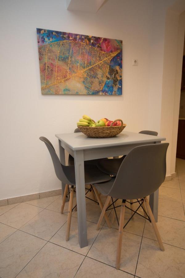 Markakis Studios Fira Town Luaran gambar