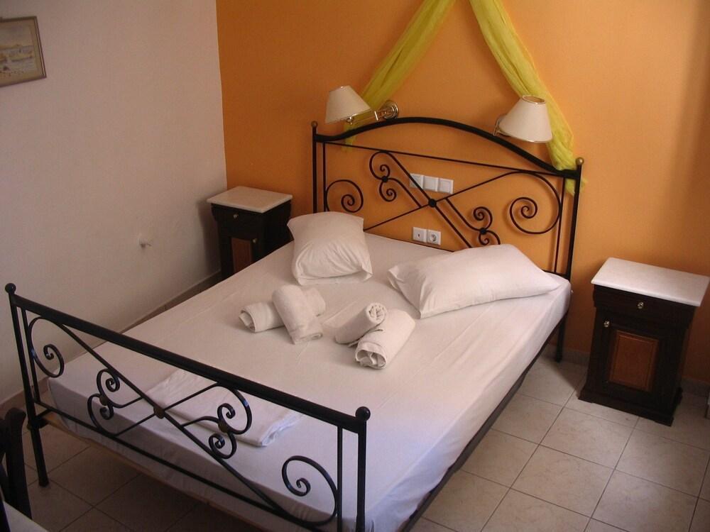 Markakis Studios Fira Town Luaran gambar